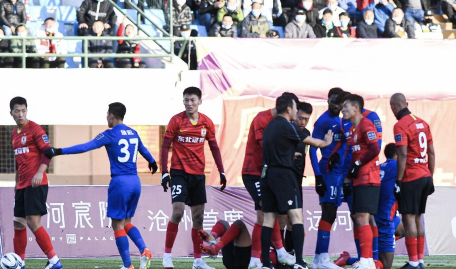 申花2-0亚泰：功夫足球上演，5黄3红17人大乱斗，裁判控场失败