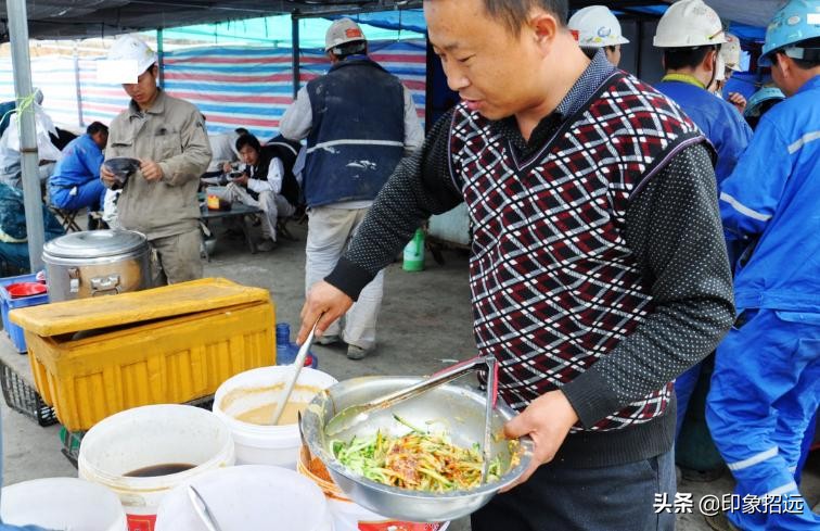 月薪8000想放弃摆摊,工资6000想辞职去摆地摊