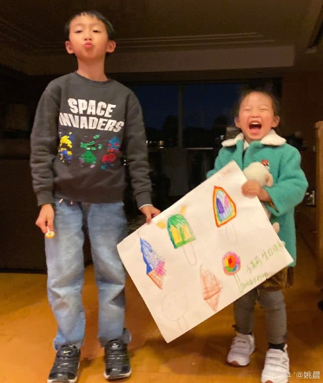 姚晨女儿茉莉视频完整版,姚晨罕见晒女儿照茉莉画画超认真