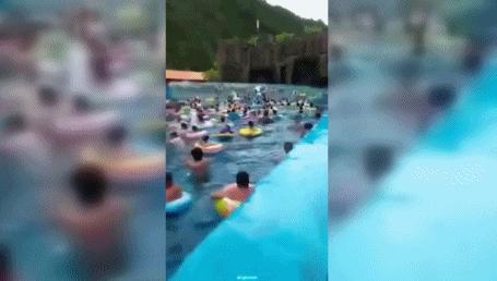 吉林水上乐园巨浪掀翻游客！身边的造浪池还能high吗