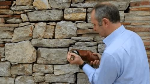 最简单实用的开红酒方法,没有开瓶器怎样开红酒最方便