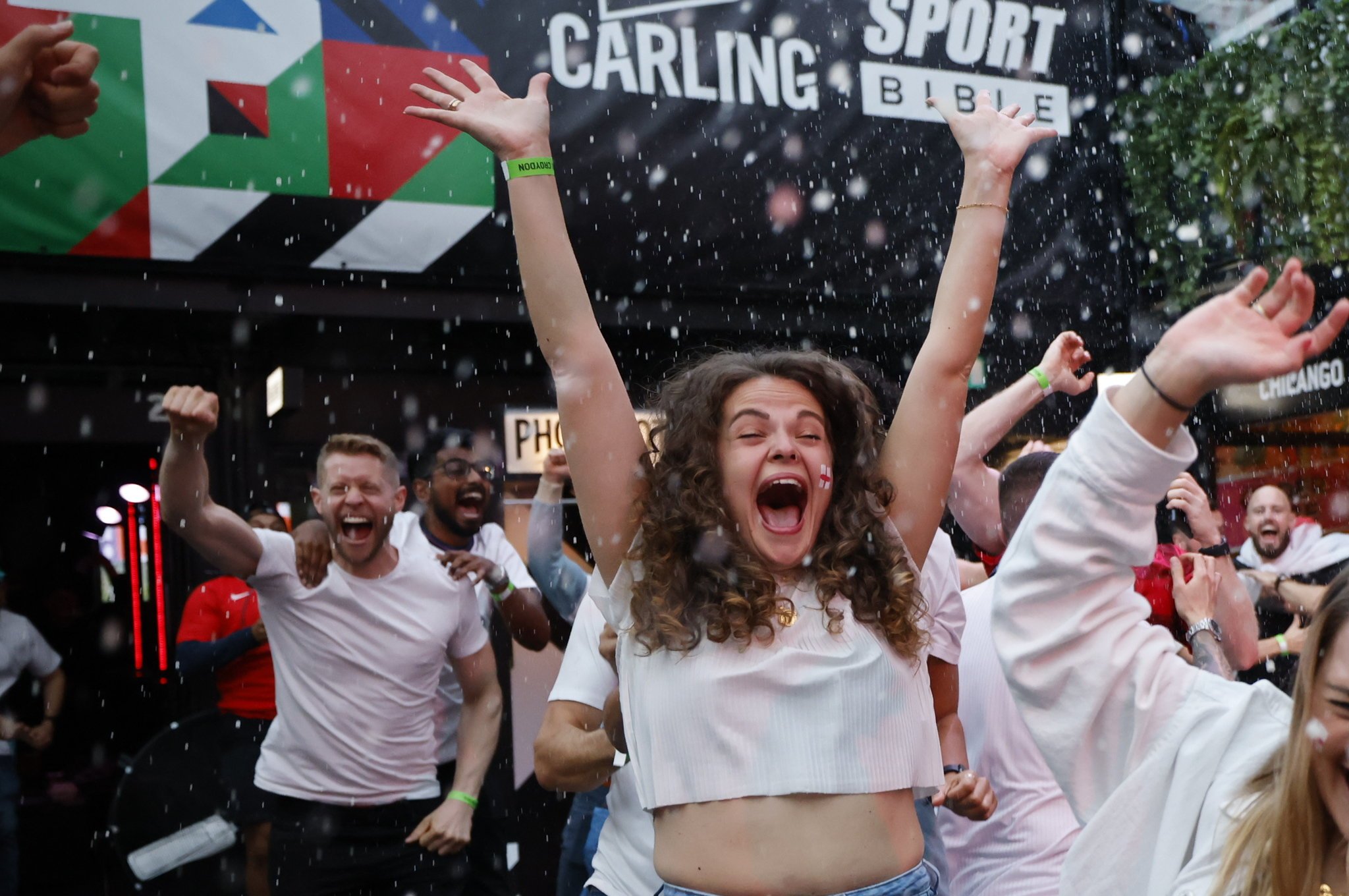 英格兰2:1丹麦,英格兰vs丹麦2-1英国球迷