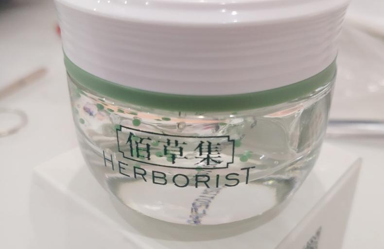 29岁眼部有细纹黑眼圈用什么眼霜,眼部有干纹眼霜