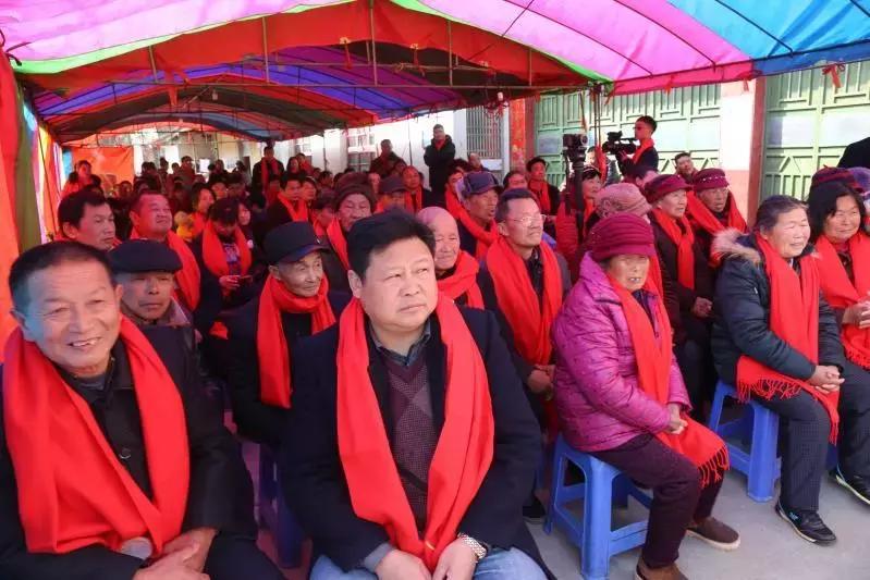 我筹备了村里有史以来第一场春节团拜会，连记者都吸引来了
