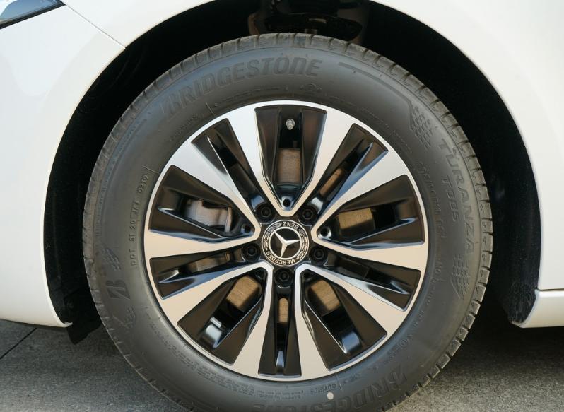 2023款奔驰a180l和宝马120i,奔驰a级180和200哪个更值得买