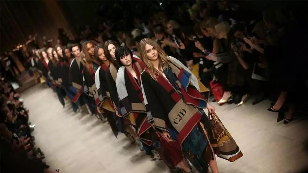 赵薇不为人知的故事,赵薇出席burberry视频