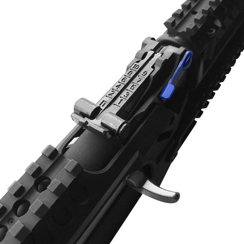 在枪械上面的瞄准镜瞄准目标，*弹子**是如何击中目标的呢？