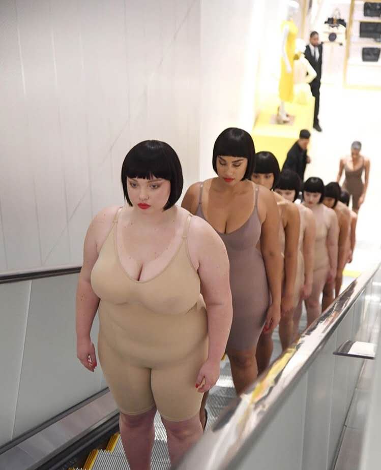 卡戴珊裸色系穿搭,卡戴珊裸色风格