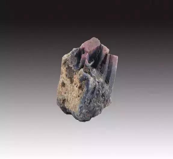 见惯了宝玉石，它的原石长啥样？有些毫不起眼，捡到千万别丢……