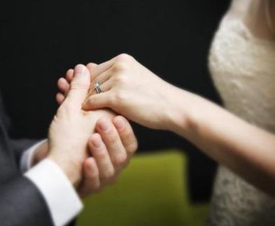 单身女生右手中指戴戒指什么意思,为什么单身女孩右手无名指戴戒指