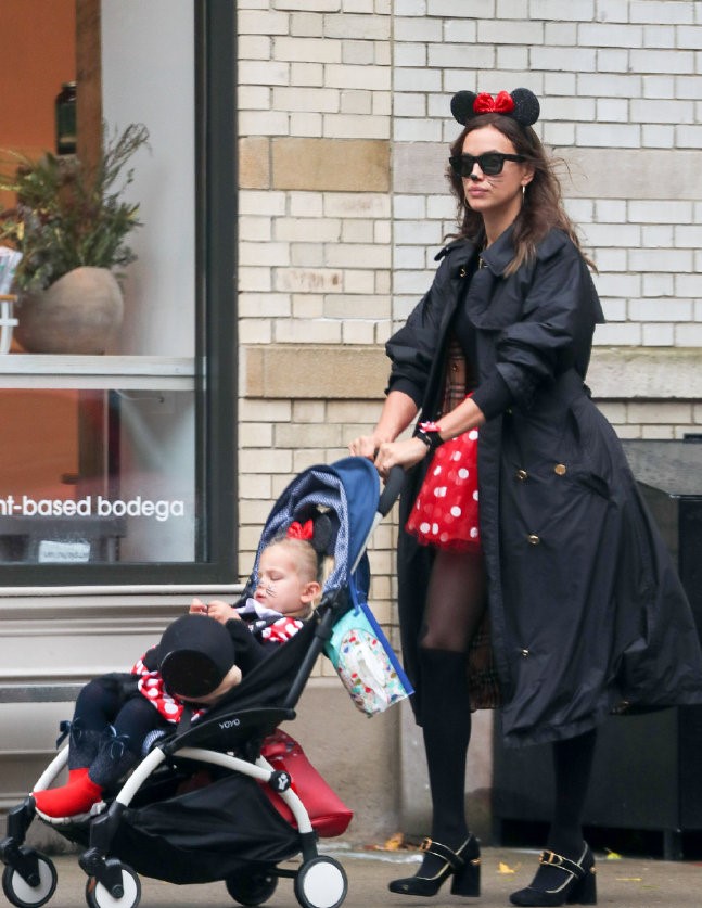 伊莲娜带孩子出街,伊莲娜穿母女装