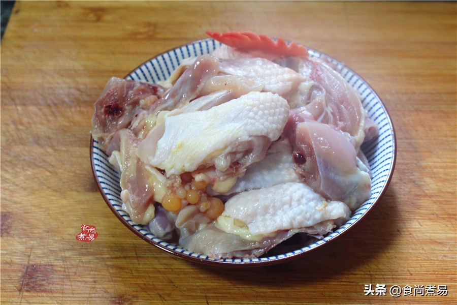 老妈炖的猪肚很好吃,老妈在做猪肚鸡