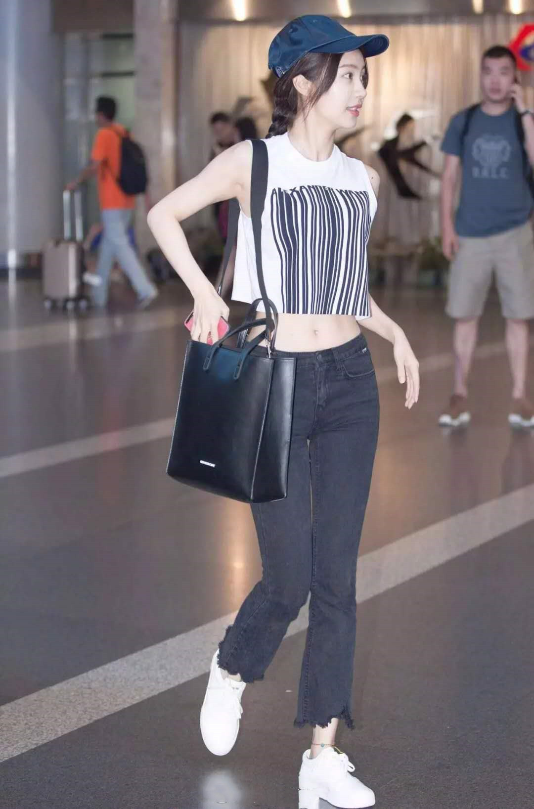 张柏芝又作妖了？肚兜剪掉一块当上衣，肚脐太抢镜