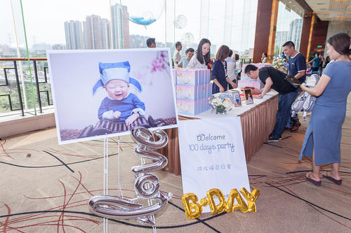 “这是要继承王位？”家长给宝宝办百日宴，网友：贫穷限制了想象