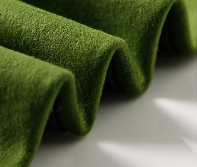 能当护肤品的小黑裤！显瘦润肤还保暖，好穿到李湘直接开直播叫卖