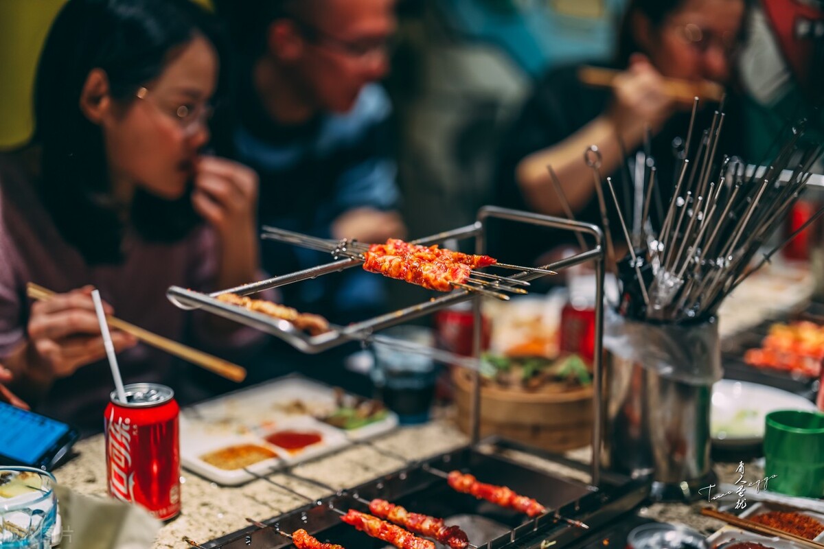 小伙开烧烤店一个月赚200万,男人开烧烤店的利与弊