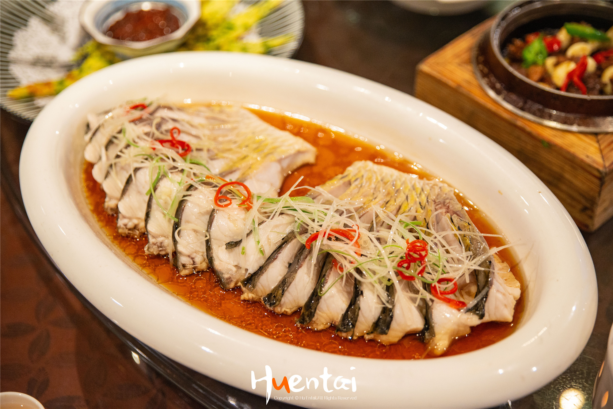 住星空帐篷吃土灶饭，看孔雀开屏，这个520就要来点不一样