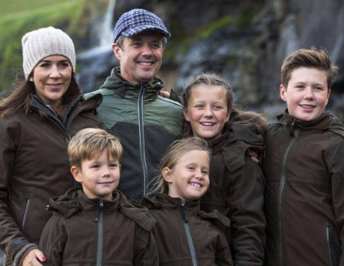 丹麦的“百年奇迹”龙凤胎8岁啦！网友：基因太好！做鬼脸都可爱