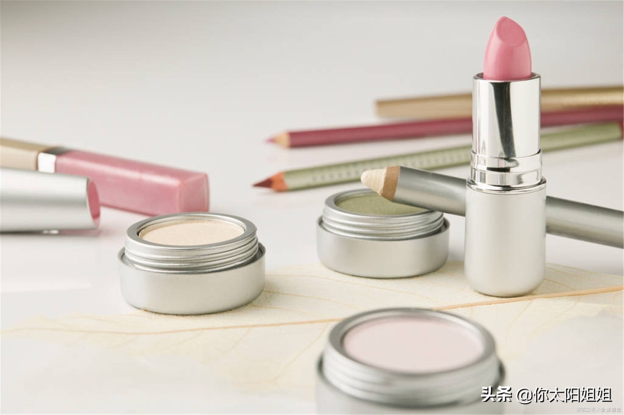 妆容怎么才不会脱妆,一整天的妆容有点脱妆该怎么补救