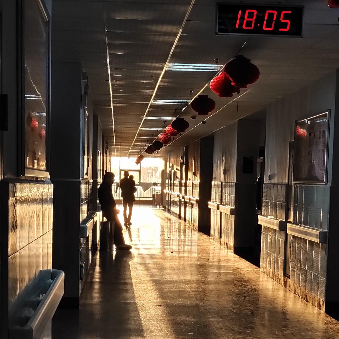 全身过敏很痒眼睛嘴巴都肿了,全身过敏之后浑身发抖