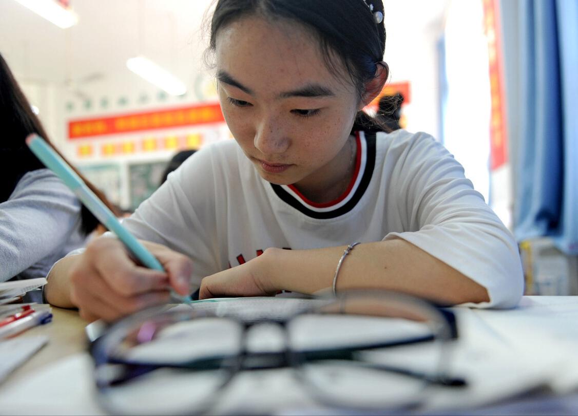 易烊千玺高考查成绩紧张到发抖,易烊千玺高考数学多少