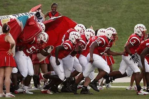 为什么美国大学中体育健将比学霸更受欢迎？