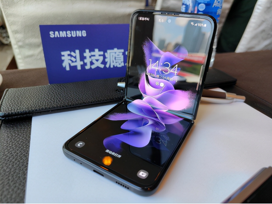 samsunggalaxyzflip35g,三星galaxyzflip4体验效果