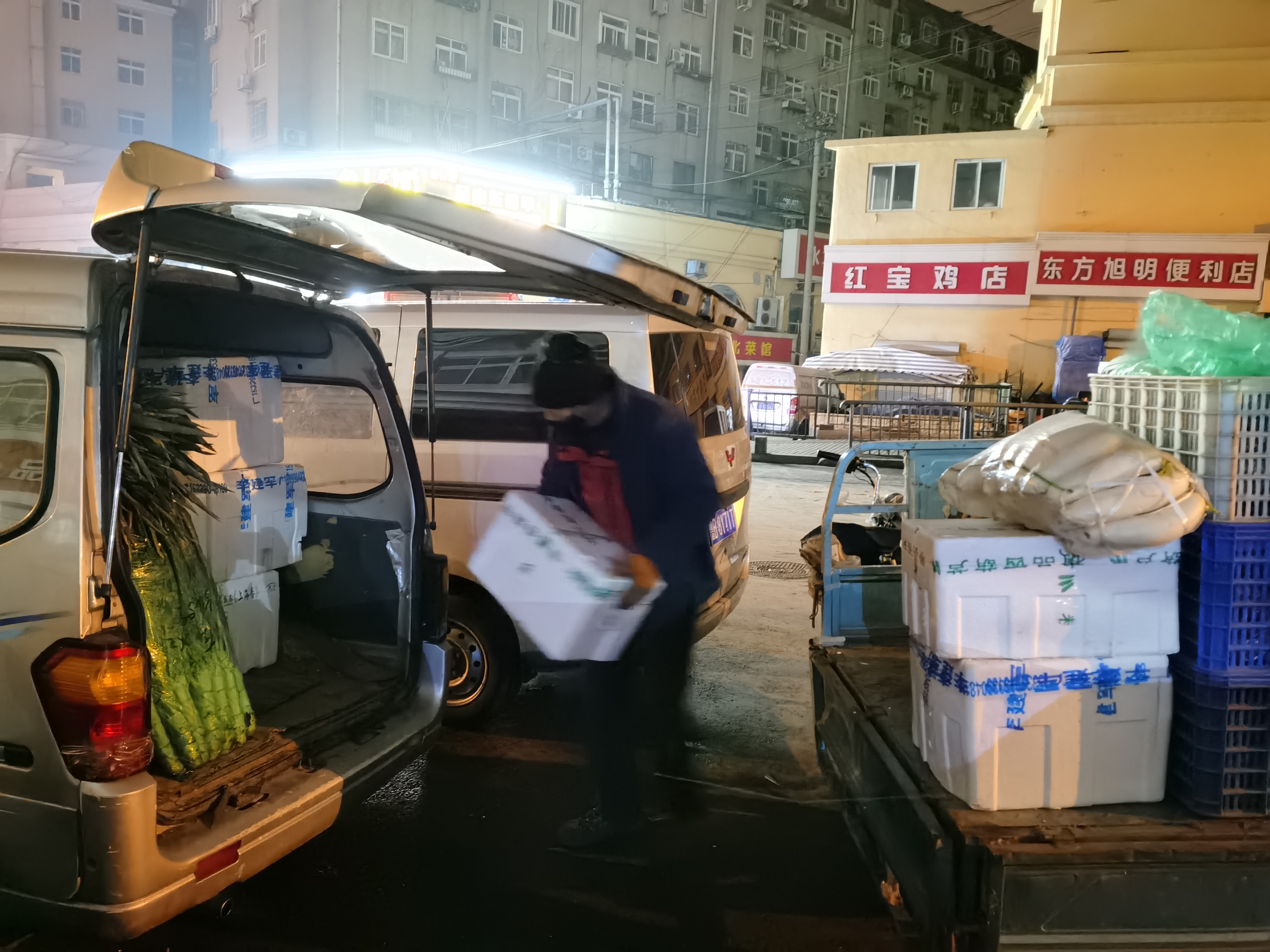 价稳量足!凌晨三点青岛早报记者直击抚顺路批发市场开市第一天