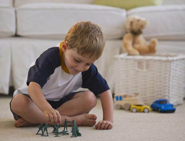 一件T恤破成抹布，娃还要每天抱着睡，如何看待这种恋物行为