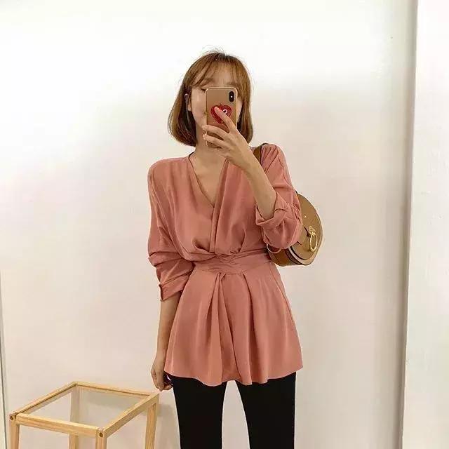 胸大穿衣服特别显胖不上镜,胸大穿衣服怎么不显大