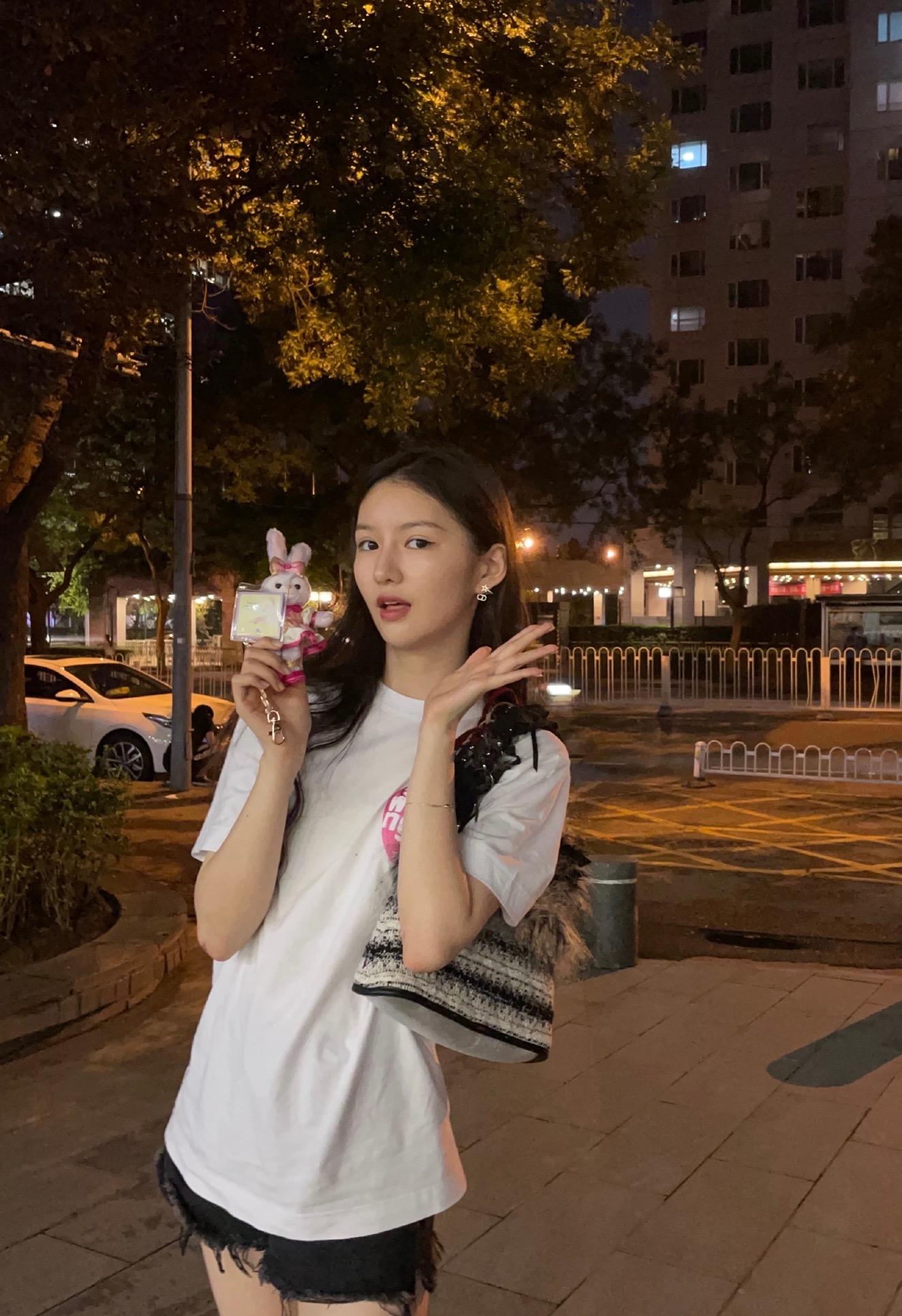 十四岁李嫣与朋友相聚穿水手服,15岁李嫣紧跟潮流