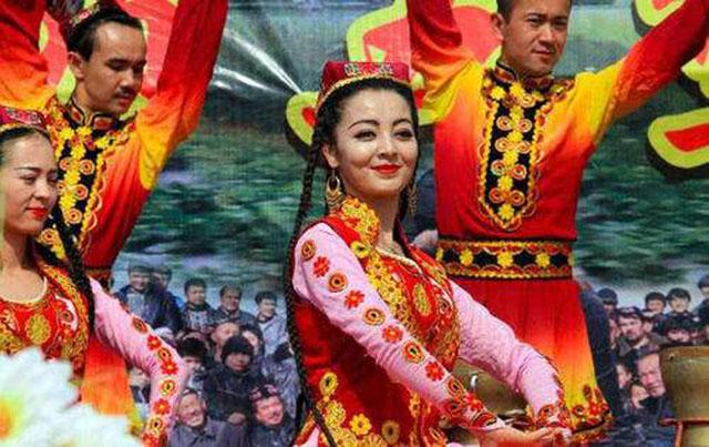 小脚趾分两瓣的人是哪个民族,小脚趾甲分成两半的是纯正汉人么