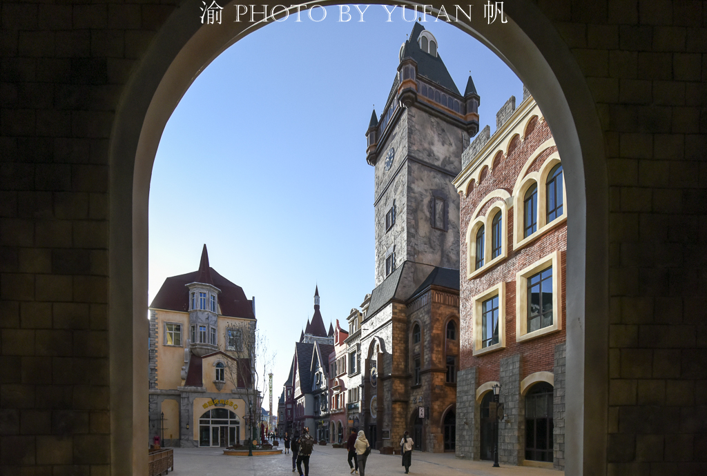 青海有座浓缩18国经典建筑的丝路小镇，不出国门，也能环游世界