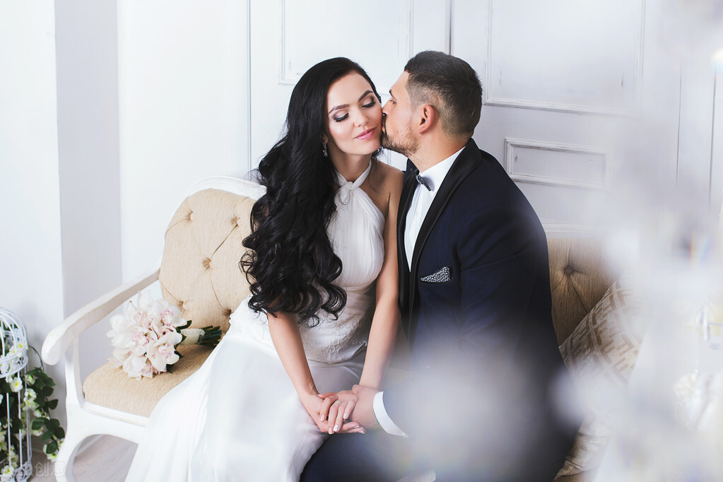 在森林里,狡猾的狐狸用甜言蜜语骗了乌鸦口中的肉