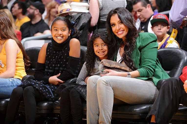 晒家庭合影！瓦妮莎在丈夫去世后首发声，宣布一决定让科比很欣慰