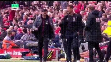 英超合理冲撞,英超开场单膝跪地董路