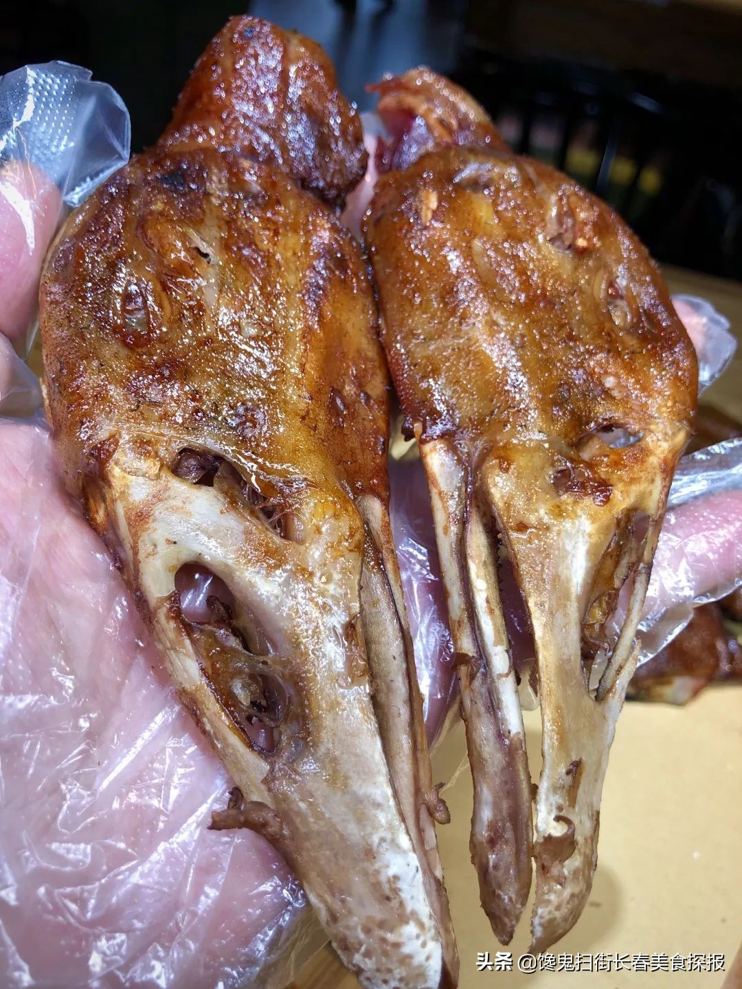 二道老厂区奇店。鹅的一切，全都炭火烤。烤鹅脖大锤抡