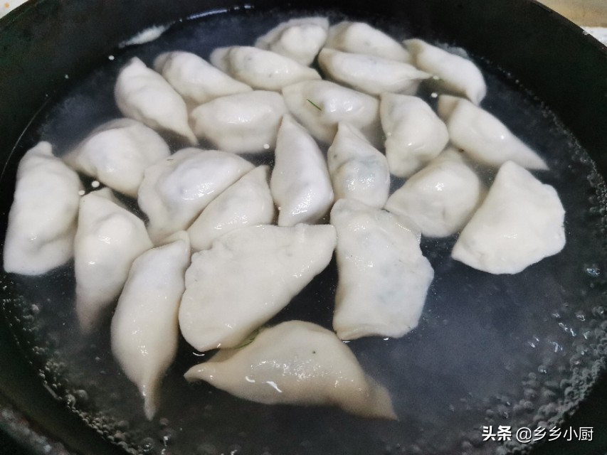 大厨做茴香鸡蛋饺子做法,5块钱的饺子用什么做的