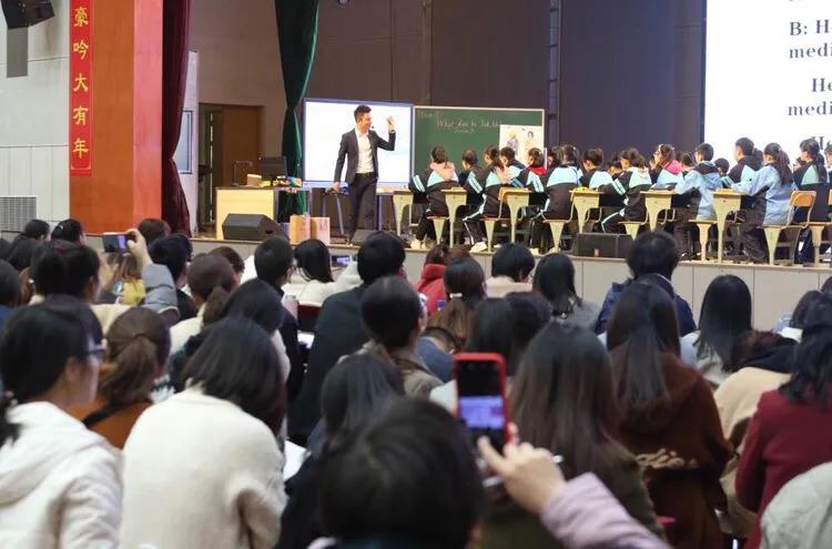 巴陵郡三湘四水英才聚，香樟园高谈阔论红烛燃