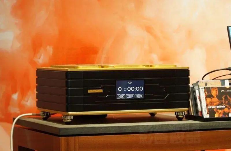 这只“火鸟”是白色的，CessaroFirebird扬声器