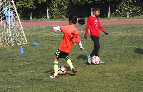 变向转身过人,转身过人和变向过人哪个实用