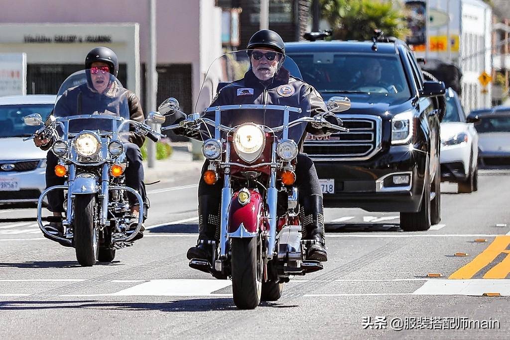 73岁施瓦辛格不低调，穿皮衣骑摩托炫酷抢眼，踩铆钉靴显硬汉本色