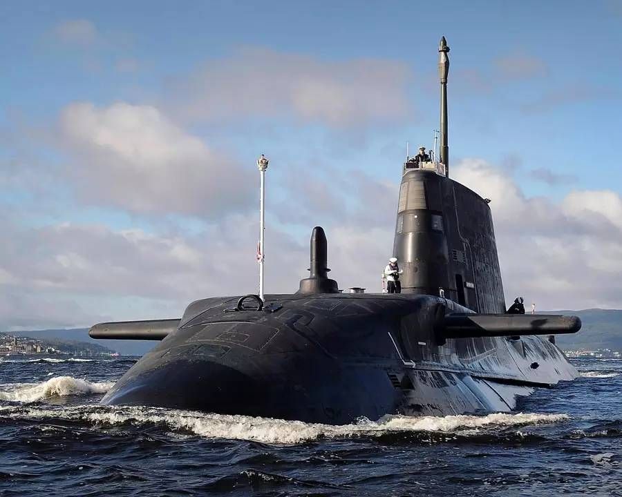 潜艇上没有窗户,潜艇在水底无法通过舷窗观察