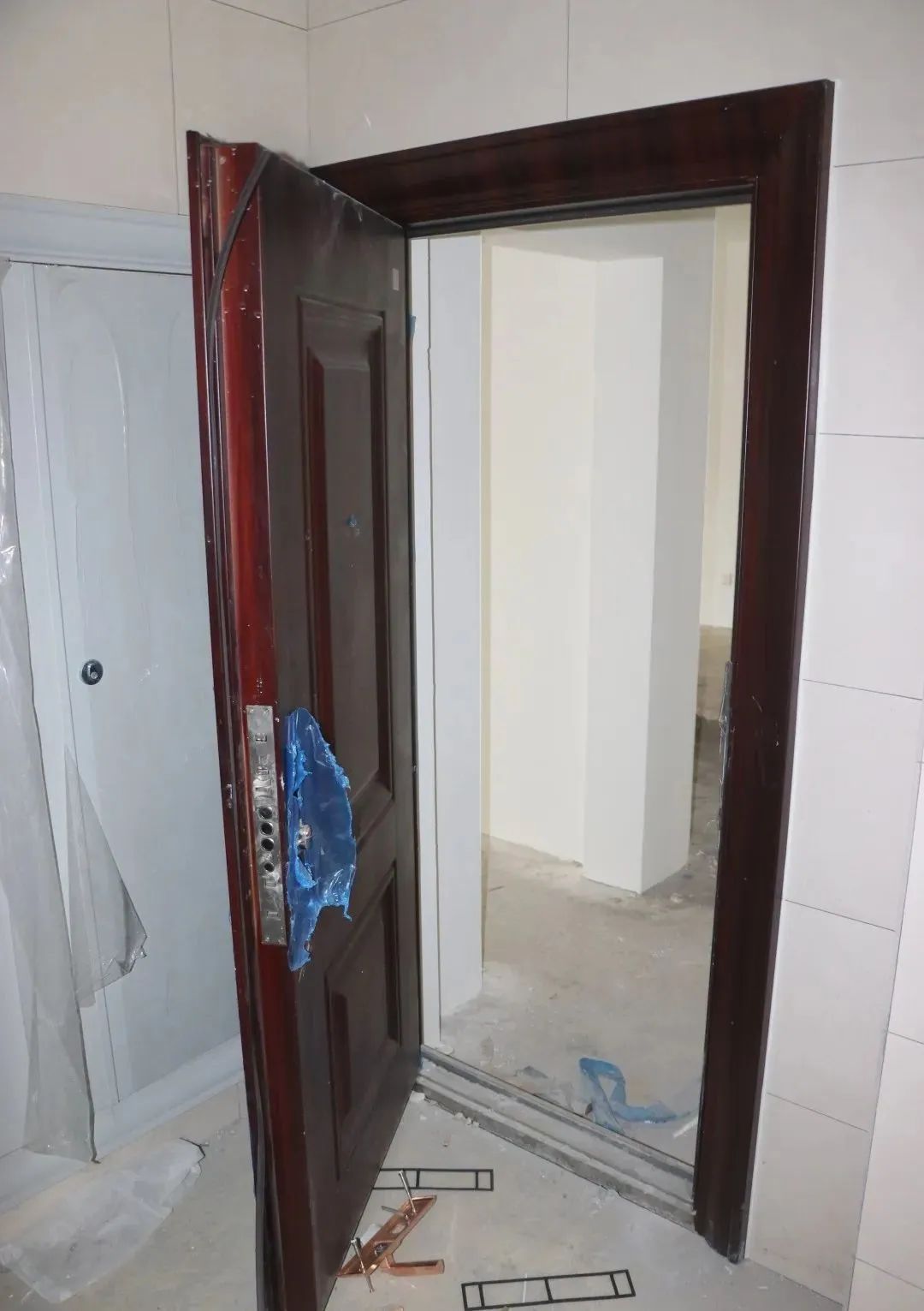 防盗门被撞凹陷修还是换呢,防盗门使劲撞才能开门怎么回事