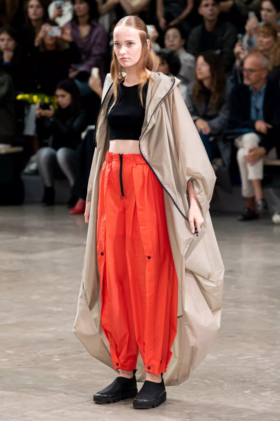 2020流行什么颜色的衣服,今年最流行的衣服颜色是什么颜色