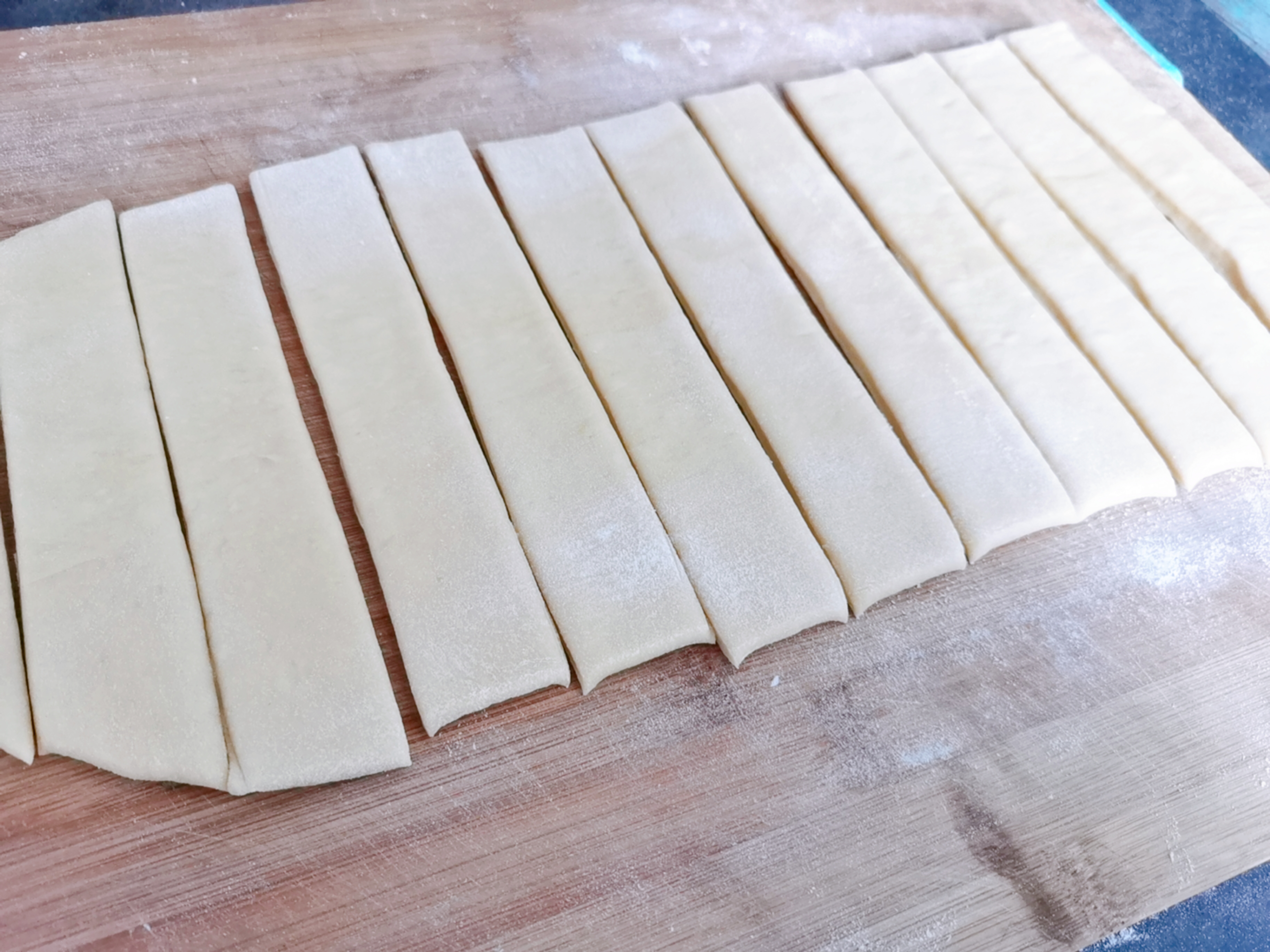 在家炸油条单用酵母和鸡蛋行吗,1斤面2个鸡蛋炸油条的配方