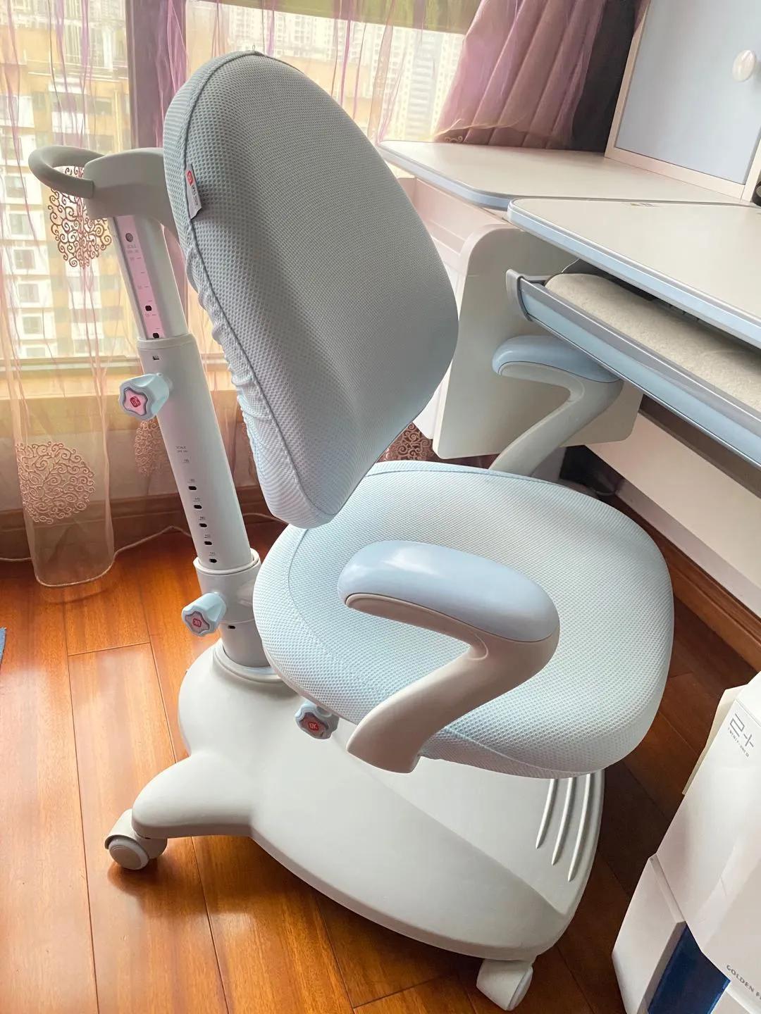 给孩子买学习桌好还是普通书桌好,儿童书桌要不要买学校同款