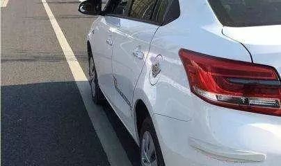 开车老压线怎么办？用这个方法，盯着这两点让你不压线