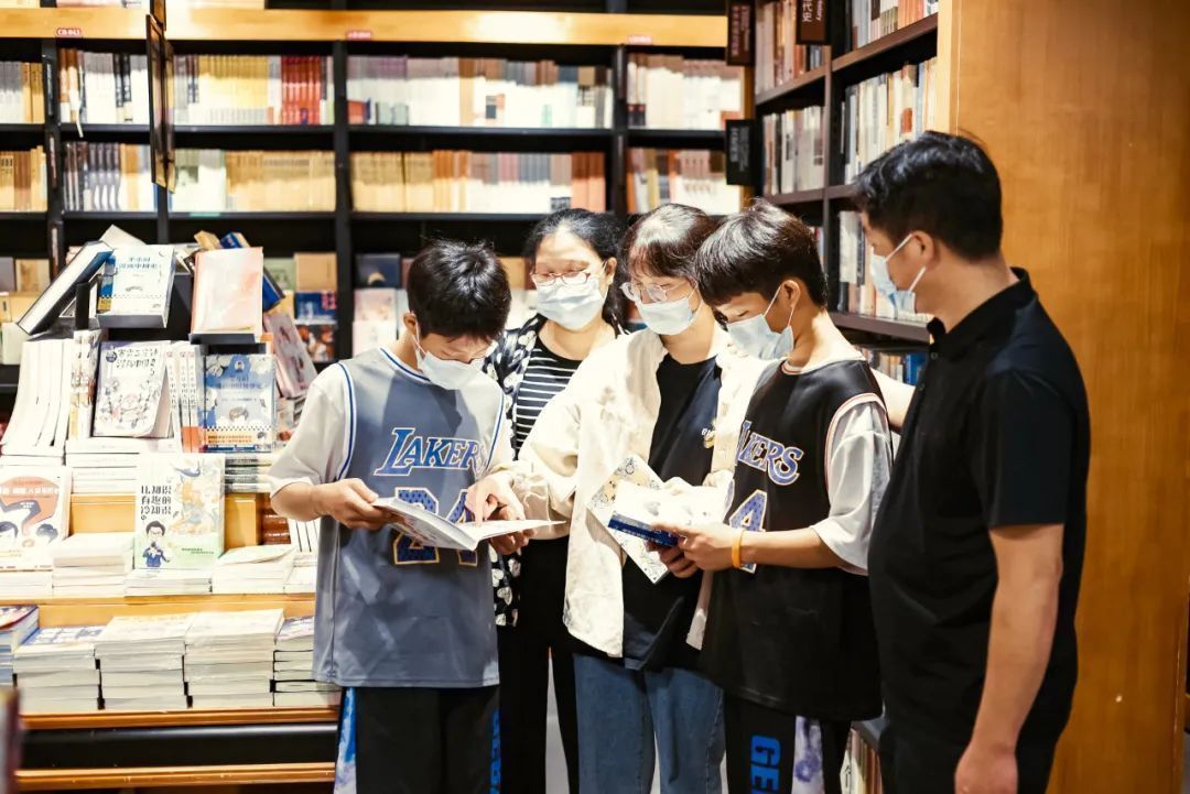 真正的父母都是如何生活的,很多平凡的父母子女基本都不平凡