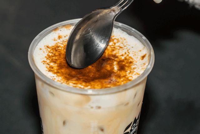 日本冲绳同款！淮海路惊现网红“炒奶茶”，买1送1！